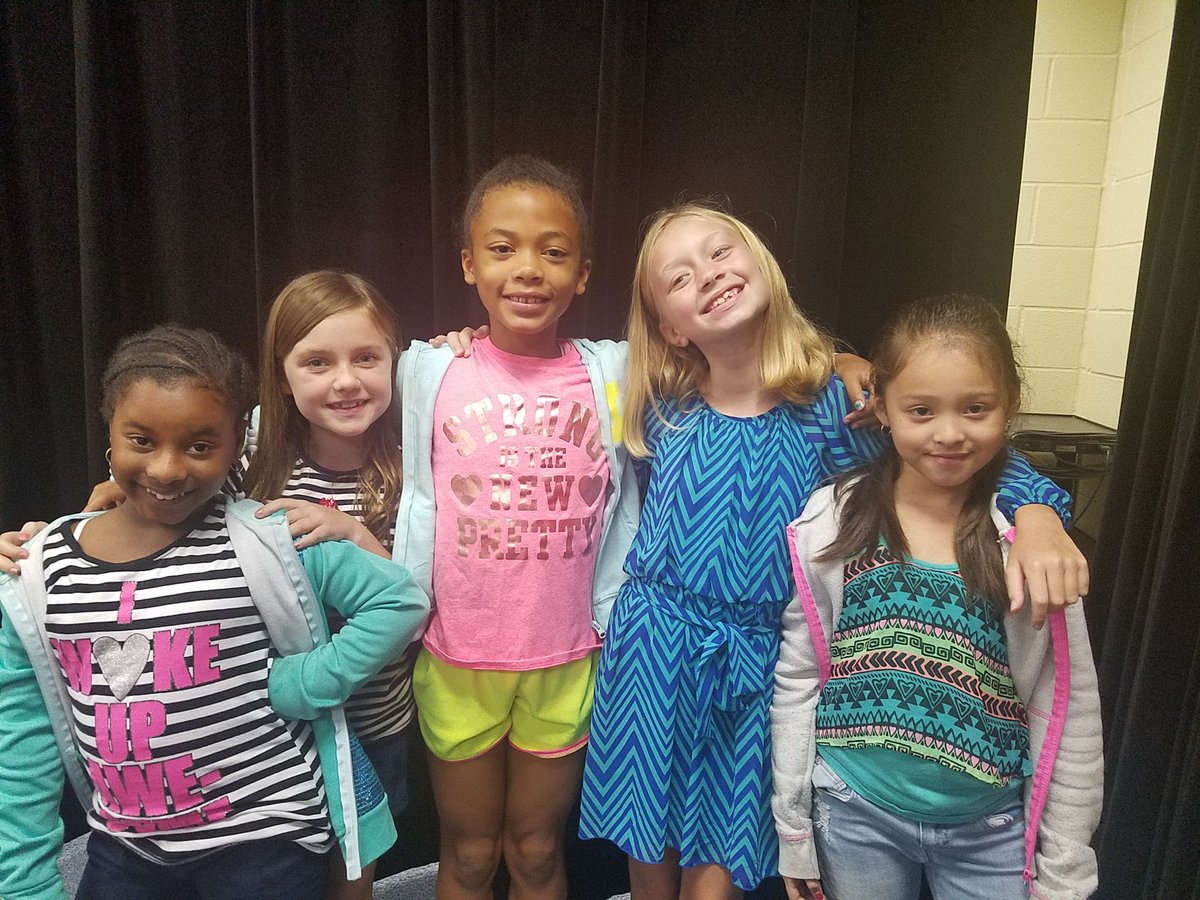 NISDGalm's tweet photo. 3rd and 5th grade Pillars of Character for Citizenship. #awesomestudents #lunchwithadmin #Galmstrong https://t.co/vScmJVFGyu