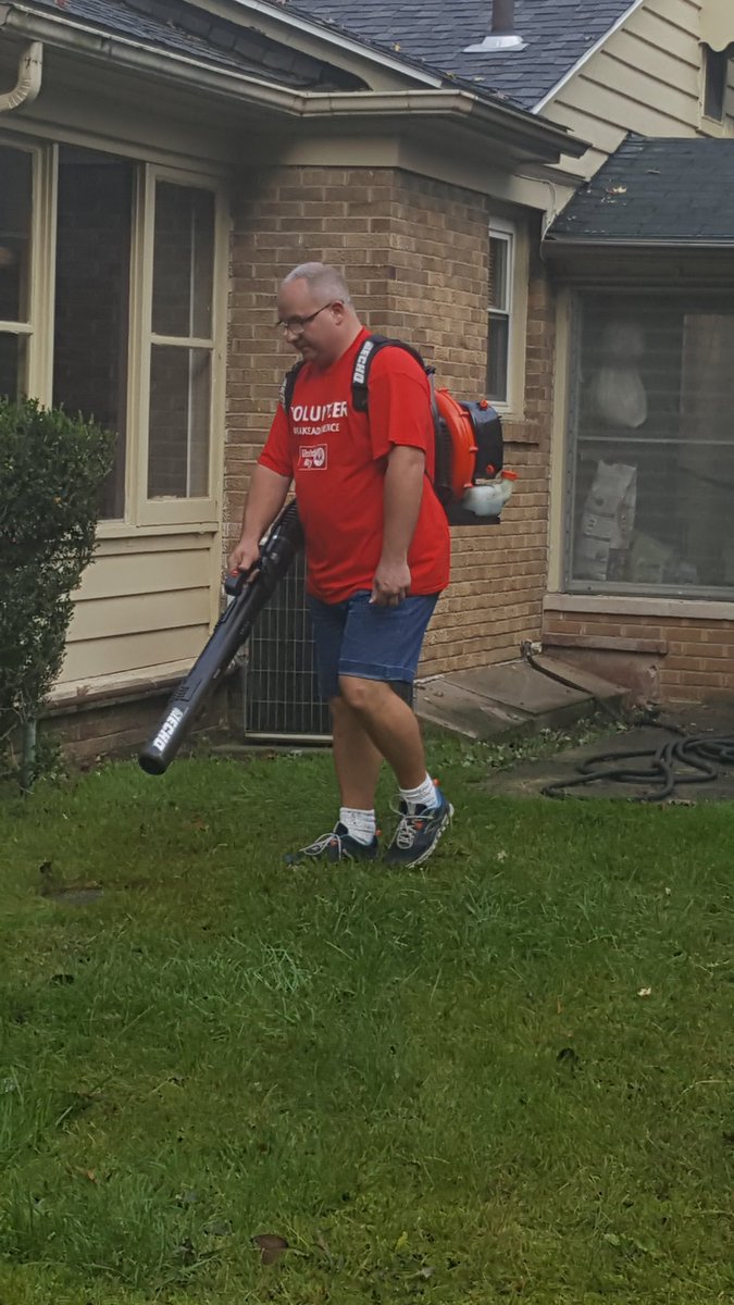 sheshebh's tweet image. United Way Senior Day of Action #rakeadifference @KozakCynthia @ChrisEMetcalf @MattCramer179