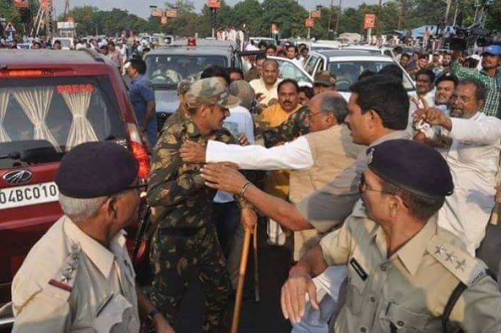 muunna_dikshit's tweet photo. #ModiDitchedOnOROP #Justice4OROPMartyr #OROPSuicidePolitics
рдпрд╣ рддреЛ рдФрдХрд╛рдж рд╣реИ @digvijaya_28 ,рдХрд▓ рднреМрдХ рд░рд╣рд╛ рдерд╛,рдХреБрдЫ рдорд╣реАрдиреЗ рдкрд╣рд▓реЗ рд╣рд╛рде рдЙрдард╛рдпрд╛ рд╕рд┐рдкрд╛рд╣реА рдкрд░ https://t.co/48t3p2EPib