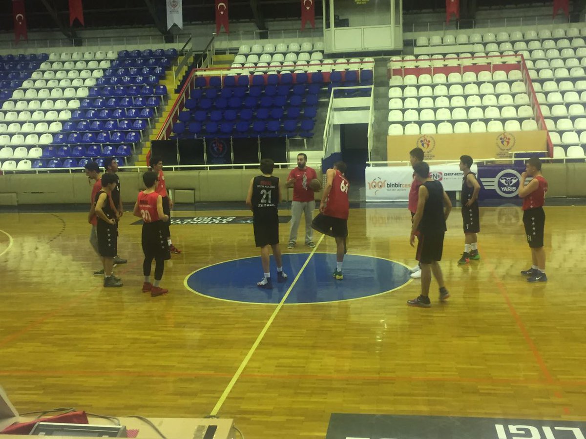 U18 erkek basketbol takımımızın bugün Kurtdereli Spor Salonunda yaptığı antremandan kareler: