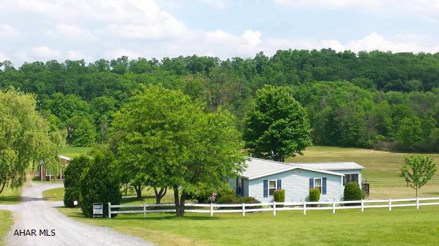 melindafeaster's tweet photo. Amazing homesteading opportunity on 10 Acres in Bedford, PA! #farm https://t.co/Oq1QpamusS https://t.co/Duy6ZkJOSA