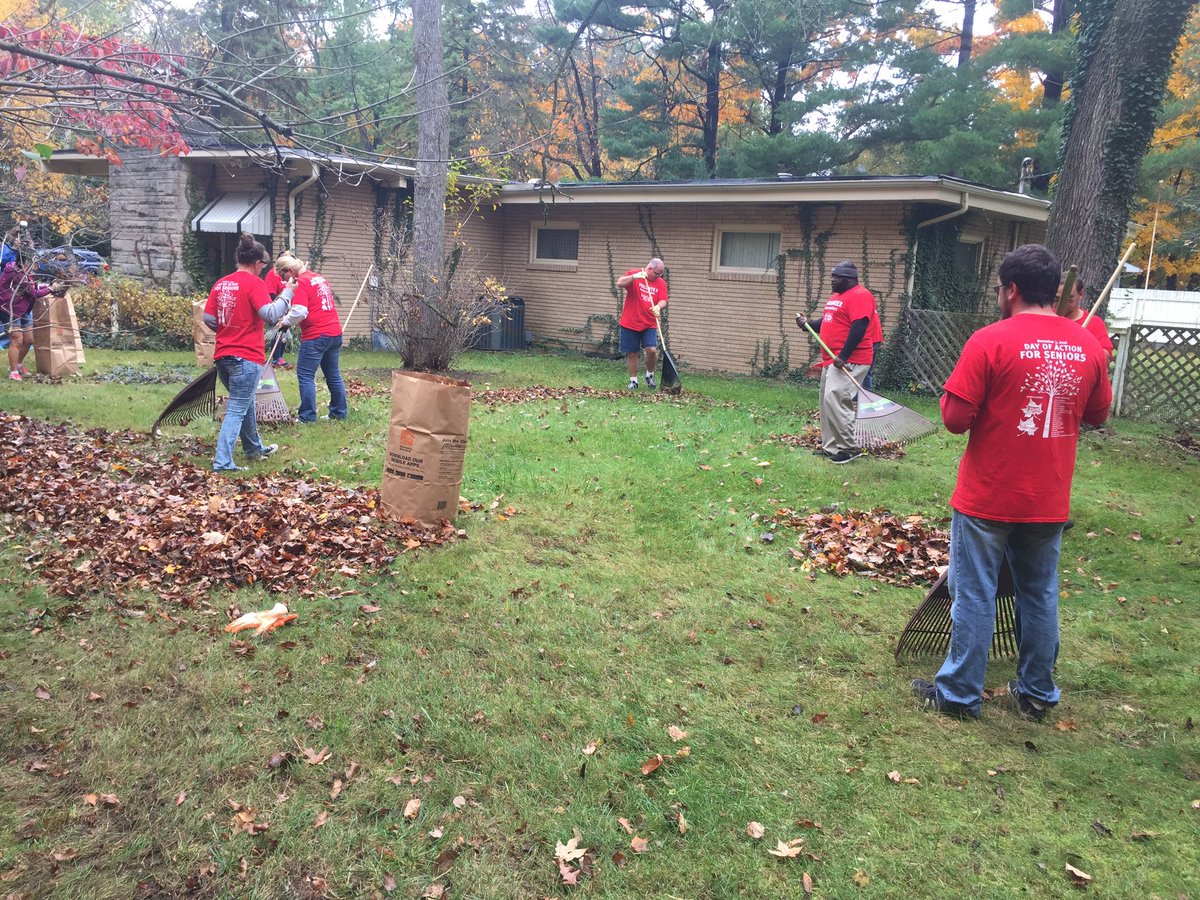 ChrisEMetcalf's tweet image. Great job today team with United Way Senior Day of Action. Thank you again. #rakeadifference @sheshebh @MattCramer179 @KozakCynthia