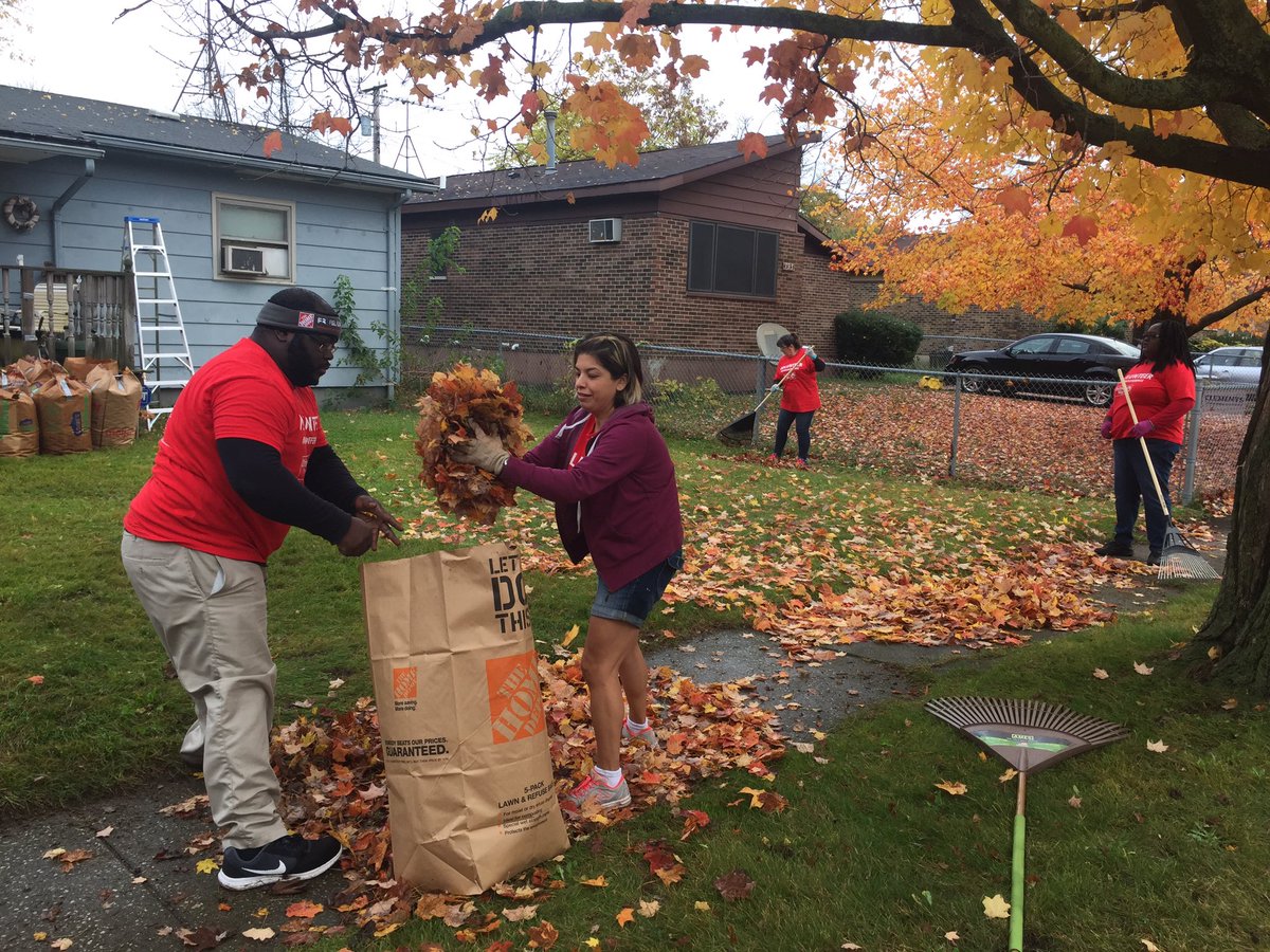 ChrisEMetcalf's tweet image. Great job today team with United Way Senior Day of Action. Thank you again. #rakeadifference @sheshebh @MattCramer179 @KozakCynthia