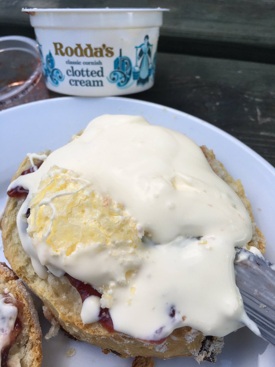 JohnKneller's tweet photo. #Sconeorsplit whatever #jamfirst @CreamTeaHour @Roddas_Cream @Boddingtons__ https://t.co/l6e9MCcc3G