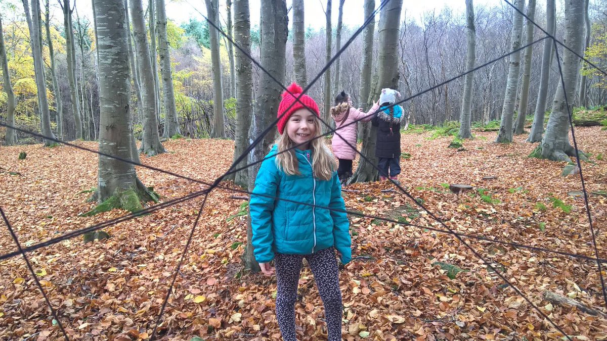 BanDevPS's tweet photo. Teamwork in P3-7 making wool spider webs this week at forest school. #outdoorlearning #fun #team #autumntasks 🕷😊🍂🍁 @LeafyTrailsFS thank you https://t.co/8qFs7AlMNc