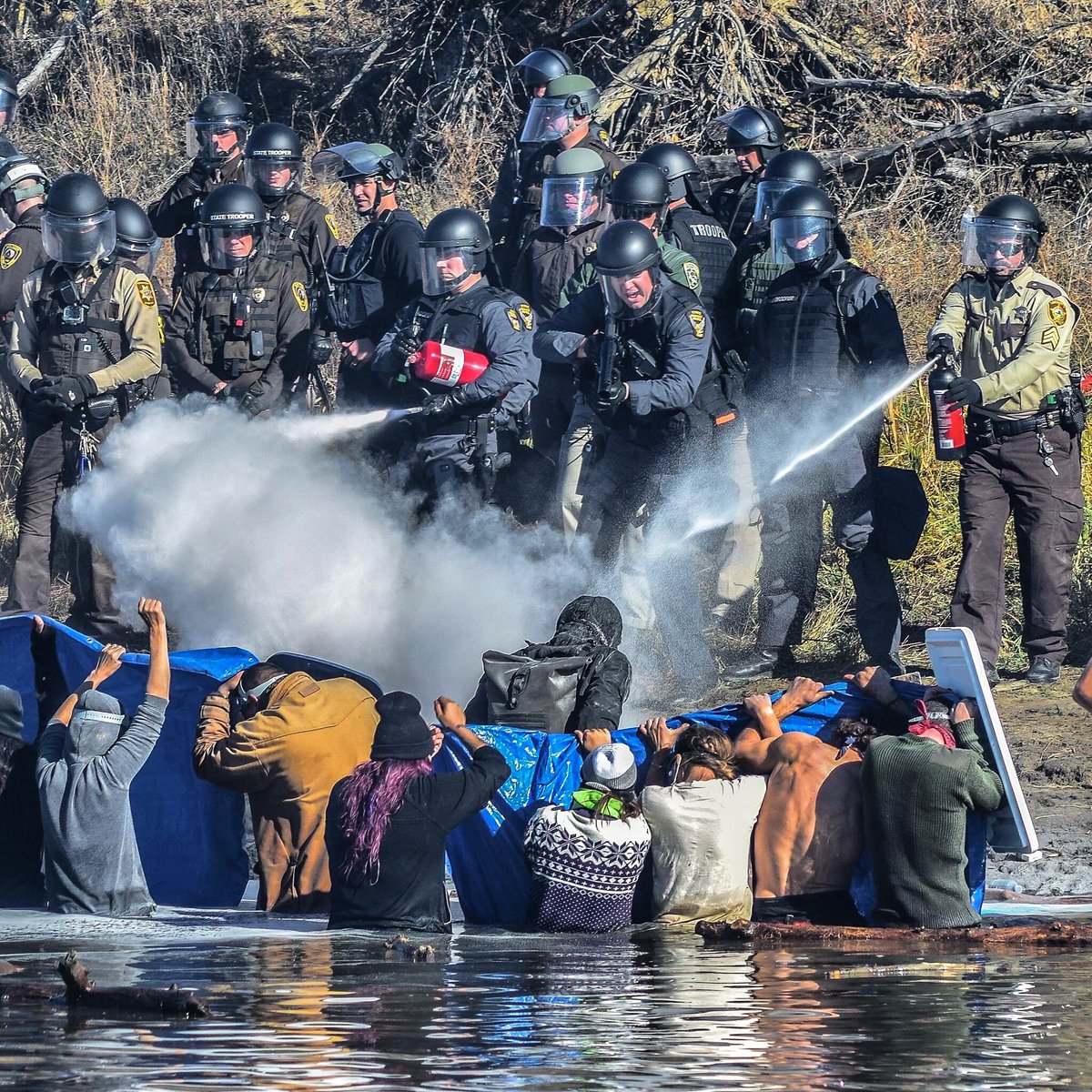 UnityInJustice's tweet image. 💰Your tax dollars at work America. Aren't you proud now? #StandingWithStandingRock