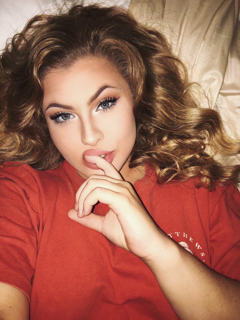 DormSelfie's tweet photo. I wish this was more than 4 pics because if you are like me, you can't get enough of @autumnp898. She's literally everything! 😩🙌🏽🔥#College https://t.co/jRafQa0uYB