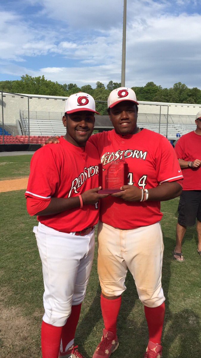 LanceMontano7's tweet image. Not many can say they won a championship in college with their close children brother. @Sandman_012