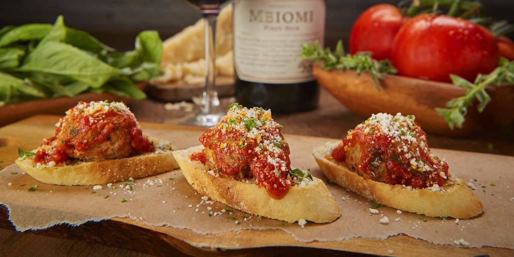 duffysmvp's tweet photo. Look at these meatball sliders!  A perfect pairing with our 2-for-1 Premium Happy Hour for #TNF #FootballFeatures https://t.co/xkZKM96yki