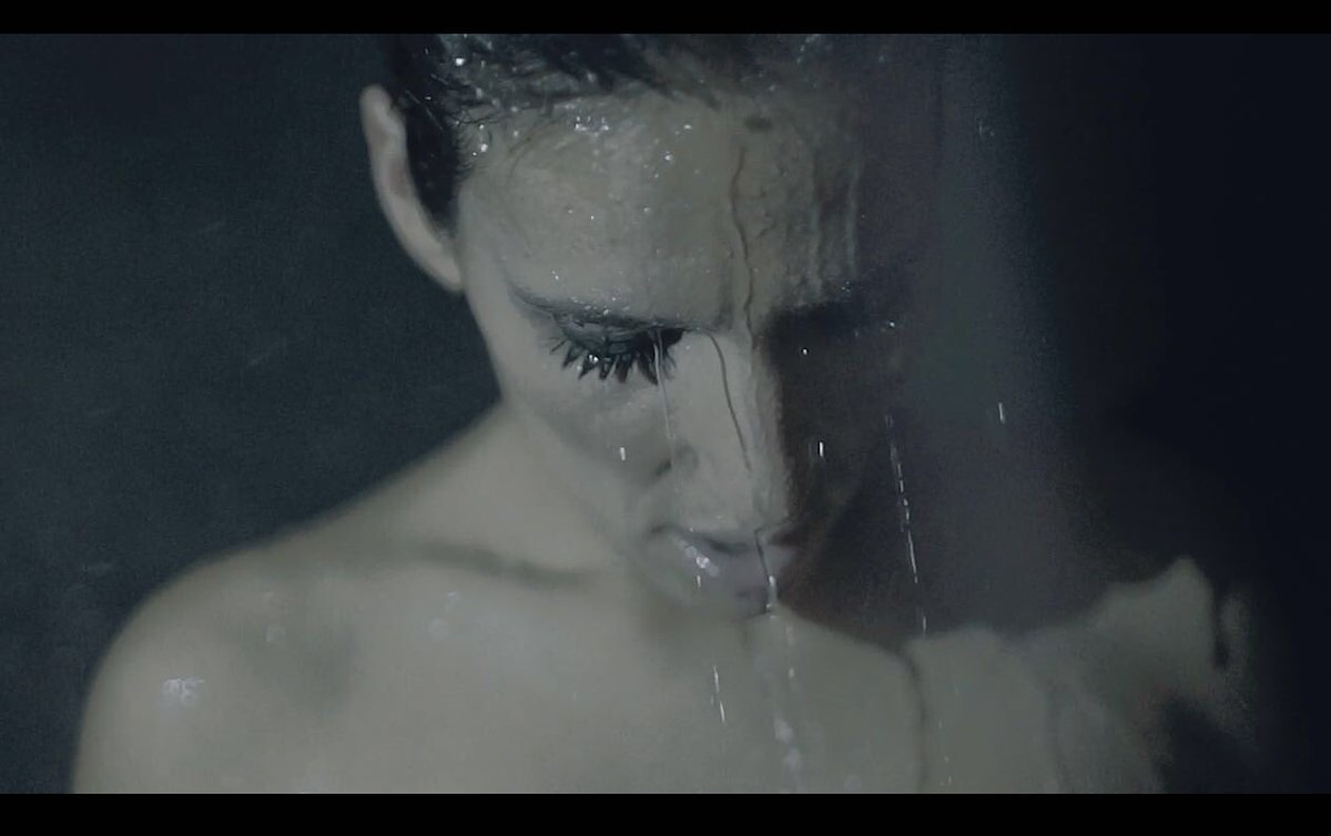 Cuantas ganas tenéis de ver el videoclip de #PensandoEnTi?
Rt si queréis verlo del tirón Fav para verlo poco a poco!