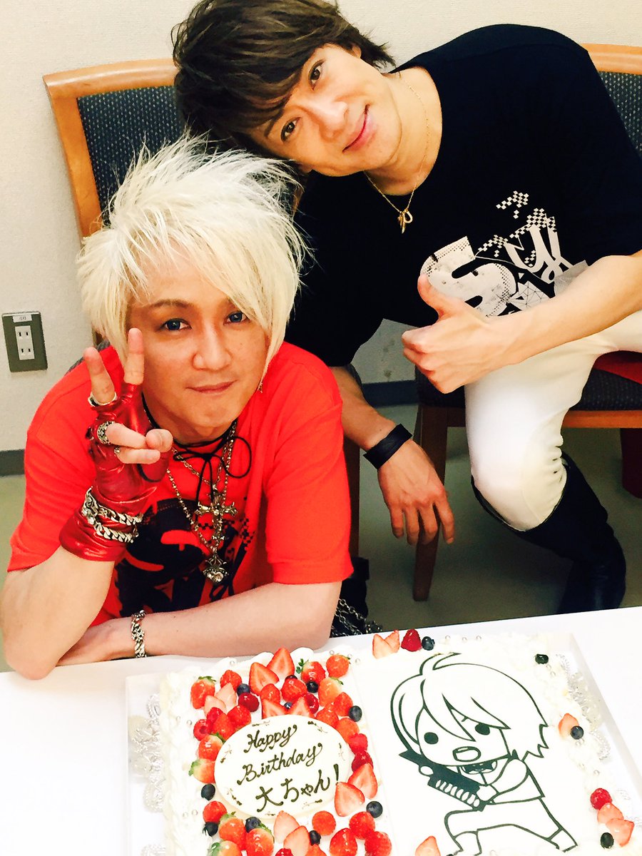 AXStothecosmos's tweet photo. 2016/11/04(金)
大ちゃん、お誕生日おめでとうございます!!(pq´∀`)┌iiiiii┐(´∀`pq)゚゚
#DA49th #DA49 #浅倉大介 #AXS #access #貴水博之 #24Sync https://t.co/3H3vimr0Uc