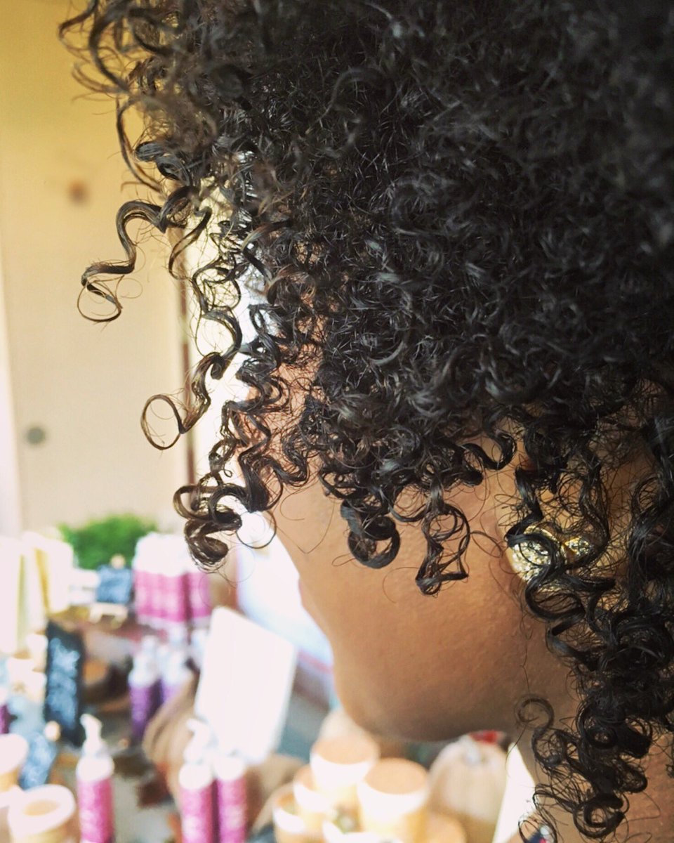 #CurlsEyeView 🌀👀 of our table at the <a href="/_TeamNatural/">#TeamNatural</a> event last wk educating about how to care for #curlyhair using #TréLuxe products😊