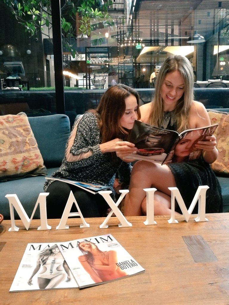 MaximColombia's tweet photo. @DianAngel01 y @LauraMayolo les encantó nuestra revista.
#MujeresALaPlancha #MujerMaxim @ArtisanDc https://t.co/h6skNxfA0J