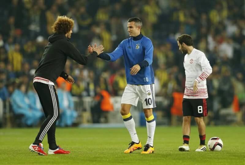 UnitedSiwa's tweet photo. RvP memilih menghabiskan waktu pemanasan nya untuk bertemu kawan lama nya di MU. 
Touch of class!👏

Once a Red, Always a Red!🔴 https://t.co/hQoaajbn3r