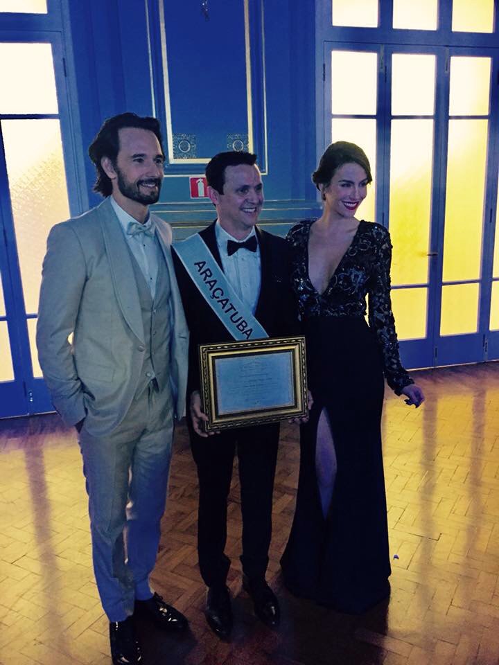 Melporai's tweet photo. Mel Fronckowiak e Rodrigo Santoro com Osvaldo Magro Filho, eleito como melhor dentista do mundo no #SdB2016. https://t.co/iwpcgxAbjK