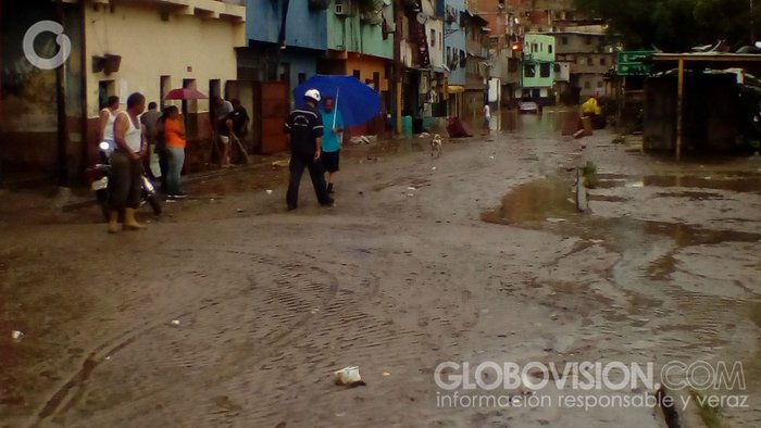 937Angelfm's tweet photo. #ResumenDelDia Vía @globovision Así quedaron 73 viviendas en Miranda tras lluvias https://t.co/8JnwuH0uho https://t.co/JsolruEms8