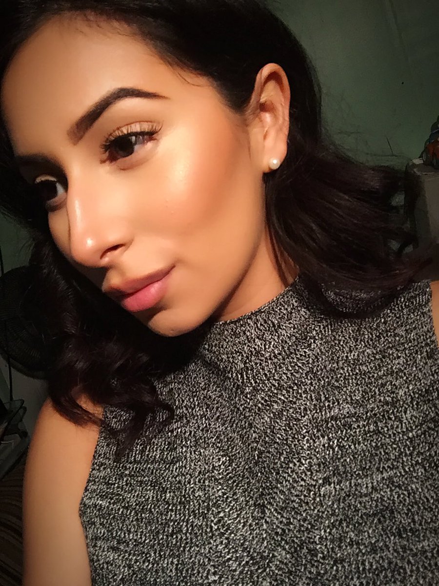 miiadussan's tweet photo. Huge thanks to @BECCA_COSMETICS and @Jaclynhill for my birthday #glow ! #champagnepop #aqualuminous #23 #makeup #birthdaygirl 🎉✨ https://t.co/PcQDbfXVgo