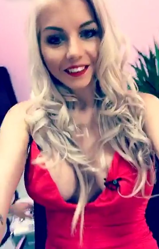 mickaelgui62800's tweet photo. @princessyka13 👱 notre  #KimKardashian 💅 💇 a nous les français 🔵⚪🔴 https://t.co/rtE9pW9QWI