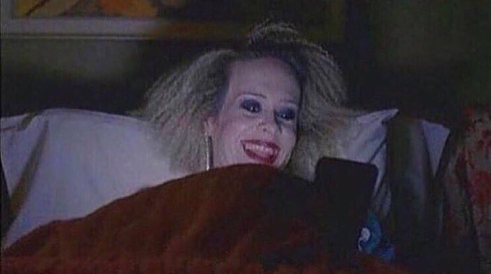 SoyChicaFangirl's tweet image. Leer novelas en Wattpad de noche, descripción gráfica