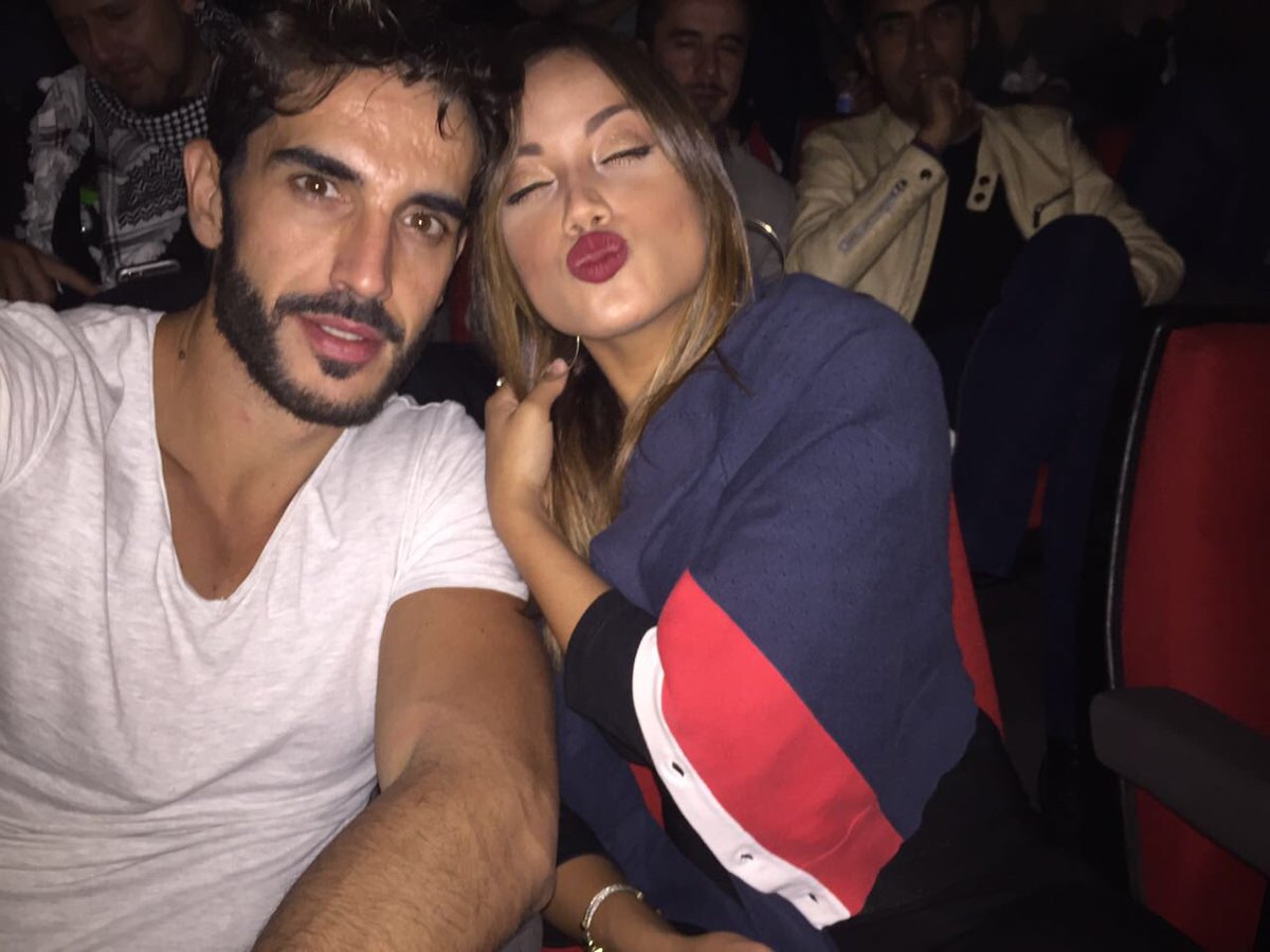 pao_catherine's tweet photo. En la premier de " El fantasma en el espejo " anoche con mi boo 💙 arriba #EspañaricanLOVE https://t.co/oOWdPtsfmp