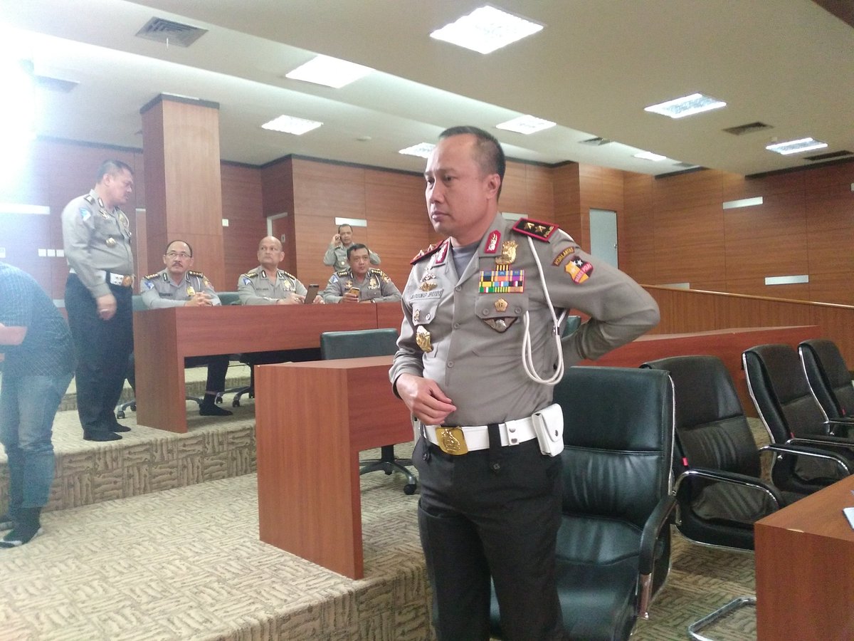 slycahya's tweet photo. @SonoraFM92, @TMCPoldaMetro, @NTMCLantasPolri  Kakorlantas Nerikan pengarahan pada petugas NTMC polri https://t.co/hfR6vVeqG2