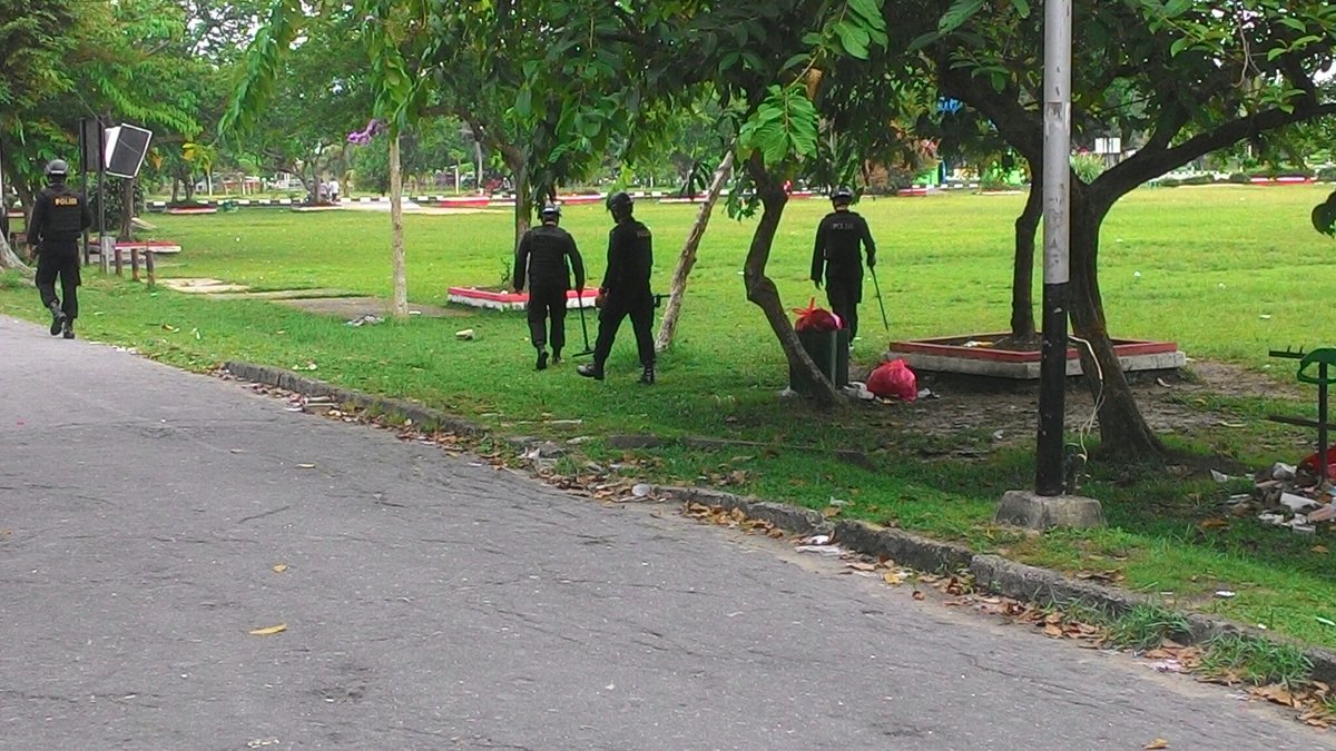 prio_dr's tweet photo. @IklanBalikpapan 09.10tim GEGANA POLRI sedang meyisir kawasan lap.merdeka dengan metal detector https://t.co/GuDZ9jVFnr