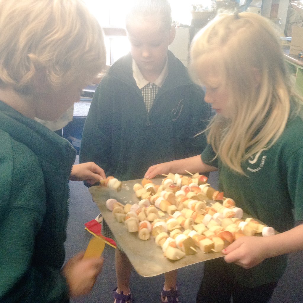 room3bromley's tweet photo. Thank you to our Room 2 friends for sharing some delicious fruit kebabs with us today! https://t.co/PXaGLxNNSg