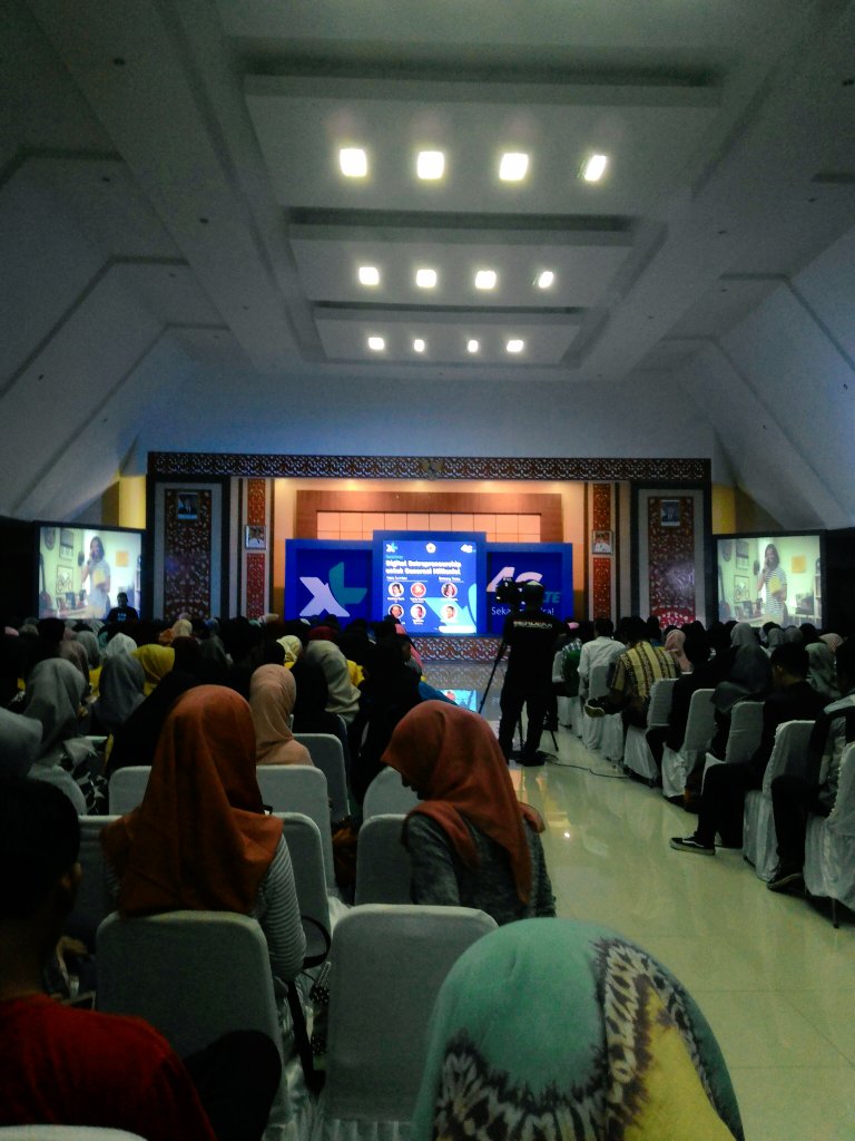 Saatnya nambah ilmu nambah wawasan bersama <a href="/XLisMe/">helloworld</a>  .. Jadi bos di usia muda siapa takut 😆
#xl4g #BanjarXtraBisa