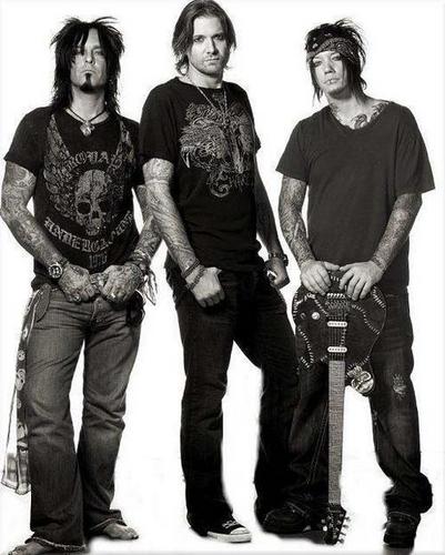 Fans4Sixxam's tweet photo. @james_a_michael @DjASHBA @NikkiSixx Aft. my spinal injection I hurt like a bitch, but didn't give N2 Dr sending me home w/ pills #4yrsclean https://t.co/ZYbBPKDxq2
