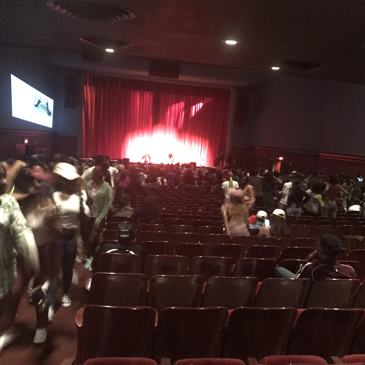 PaidNBulls's tweet photo. He just cleared this bih out #tsuapollo16 https://t.co/nm2CqbRCWx