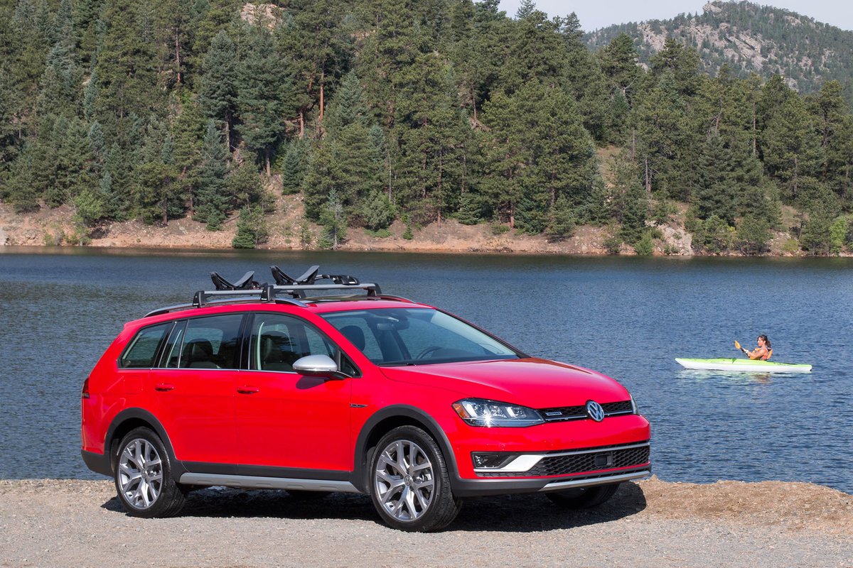 theautoweb's tweet photo. For 2017, #Volkswagen has given elevation to the suspension and 4Motion AWD to the #Golf #Sportwagen to create the Golf #Alltrak. https://t.co/7CDXNqgEIj
