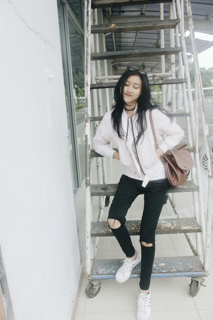 AsyiffaSyiffa's tweet photo. @ilook_NET ootd with bomber and rippedjeans๐ข #rippedjeans #lookoftheweek #ilooknet https://t.co/mxGQ3RhNlU