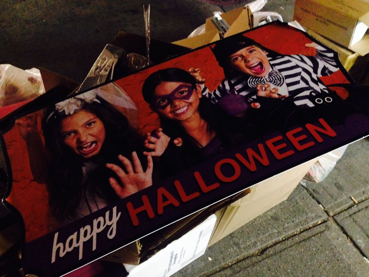 mattbeacon's tweet photo. Not all after-Halloween bargains are INSIDE the store... #freesign #Beaconomics #usenextyear https://t.co/8Mk6MdRplz