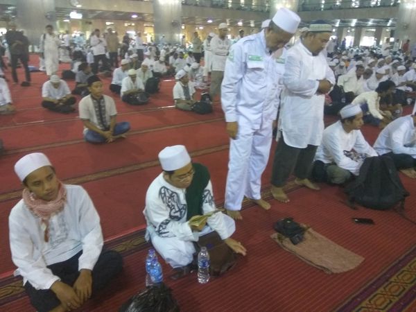 detikcom's tweet photo. Baca Al Quran dan Zikir, Begini Aktivitas Massa di Istiqlal Sebelum Demo #JakartakuDamai https://t.co/ilFC3h3htu https://t.co/qrUJ0AXQkE