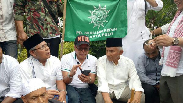 Katanya simbol2 Muhamadyah ndak boleh ada, nah ini dibelakang kakek apa?