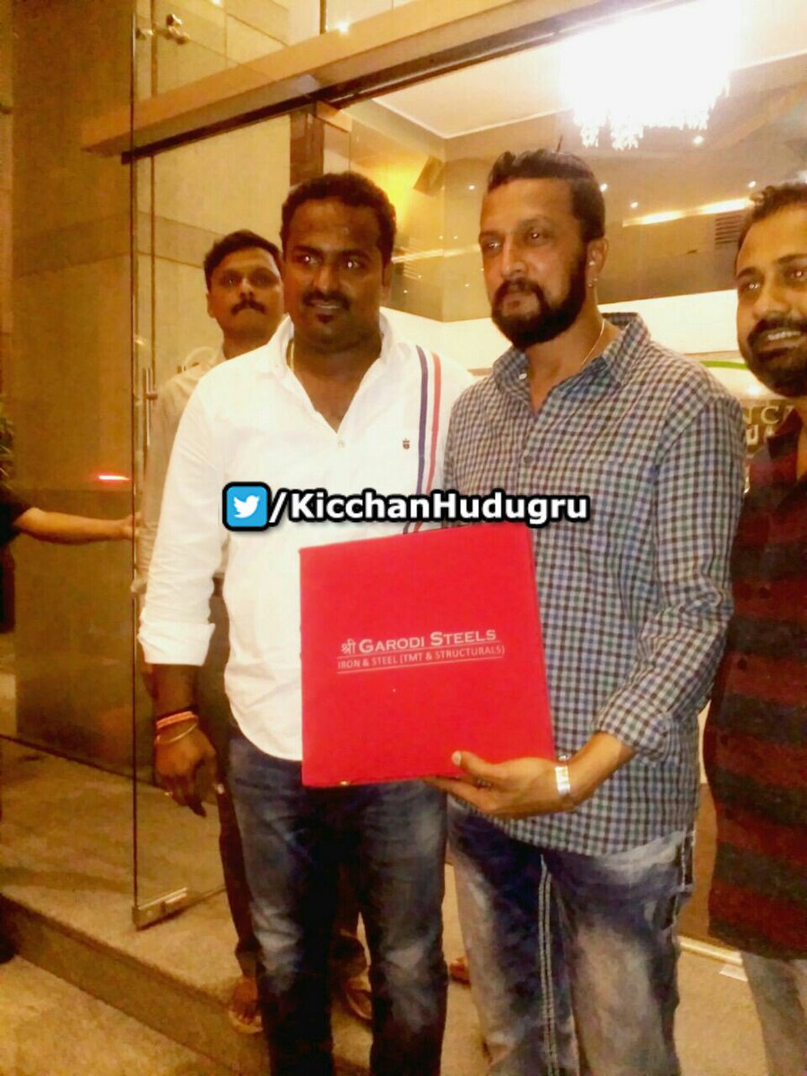 BeingSudeepianz's tweet photo. #Exclusive picture..
Shri Garodi steels manglore ಕಡೆಯಿಂದ ನಿನ್ನೆ ನಮ್ಮ @KicchaSudeep ಅಣ್ಣನಿಗೆ ಗಿಫ್ಟ್ ಕೊಟ್ಟ ಕ್ಷಣ.. #Magalore @HebbuliOfficial https://t.co/96FisvlVt7