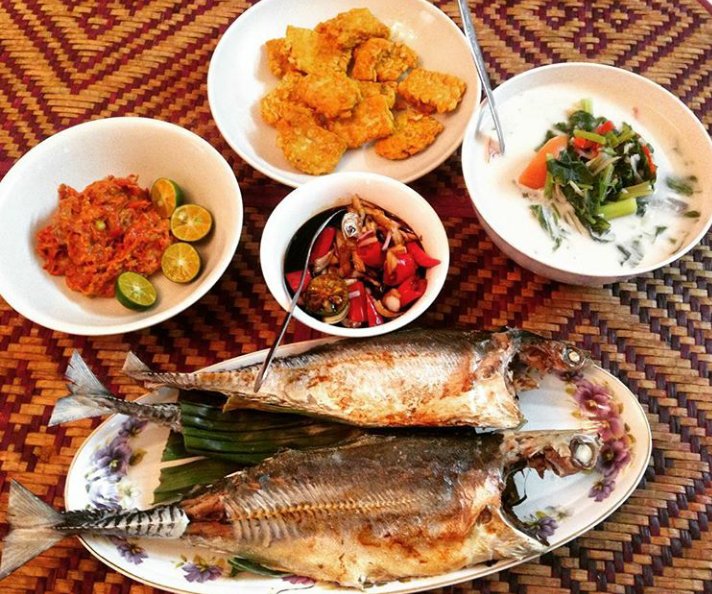 syeraIbrhm's tweet photo. Ikan bakar, sayur masak lemak putih, tempe goreng (is a must!) And homemade sambal belacan 😭😭😭 #momscook #homecooked #hungry #missinghome https://t.co/gv72rjxBwn