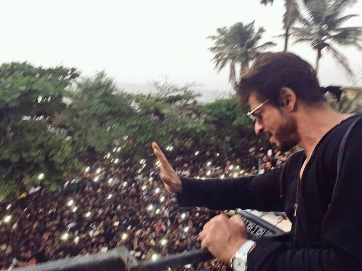 shoumitradevdon's tweet photo. Shah Rukh Khan (@iamsrk) Celebrated Birthday With His Fans. https://t.co/S59Lp7z397