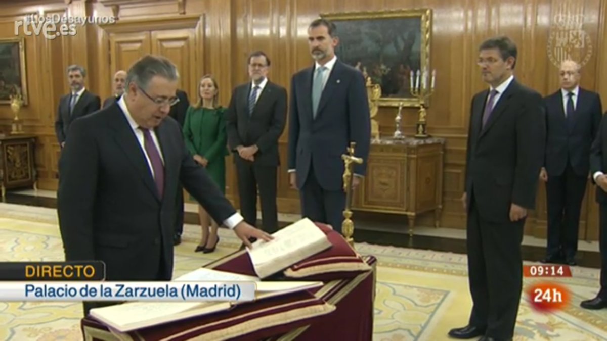 pedrogonrod's tweet photo. .@zoidoalcalde jura su cargo de Ministro de @interiorgob. Experiencia, diálogo y gestión para reforzar el #ConsejoDeMinistros. https://t.co/zGOcRQj3ga