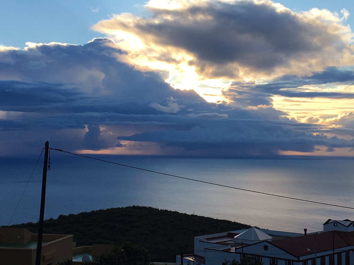 lex6902's tweet photo. Amanece en #Valverde #ElHierro a la espera de la ⛈anunciada!!! #FelizViernes @MeteoRTVC https://t.co/7QIp6QpoCE