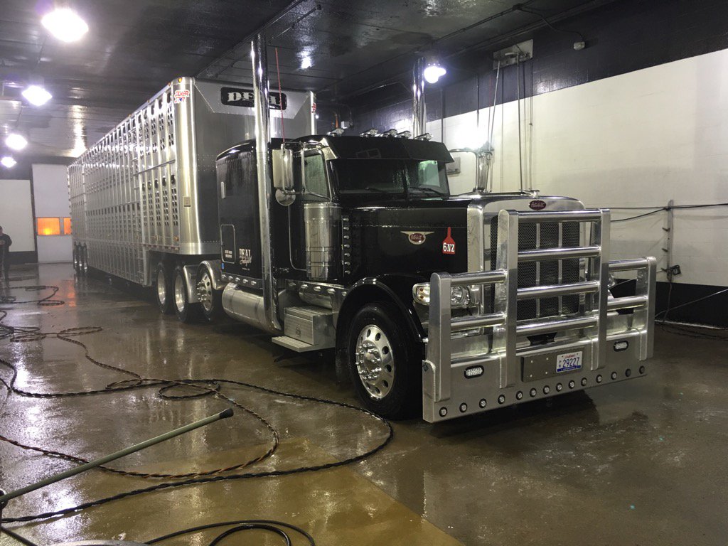 silagechopper's tweet photo. Finally a bath day for Blacky!! Been a long October, with 2 different people behind the wheel!!#fallrun16 https://t.co/fZMS0ZCR4z