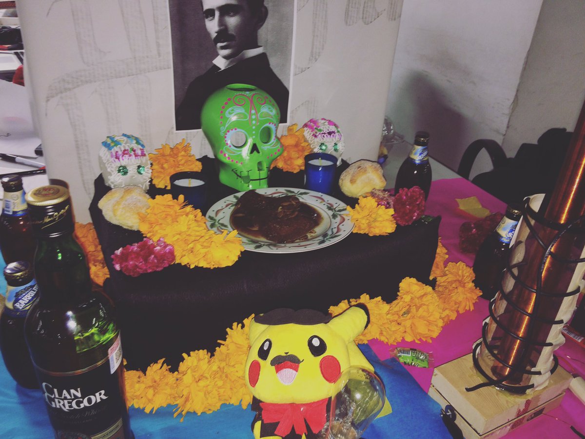BrayhamJaimes's tweet photo. #Ofrenda #Díadelosmuertos #nikolaTesla #pikachu #bobinaTesla #PokemonSunMoon 😅 #CTIN https://t.co/rfq6MkSo98