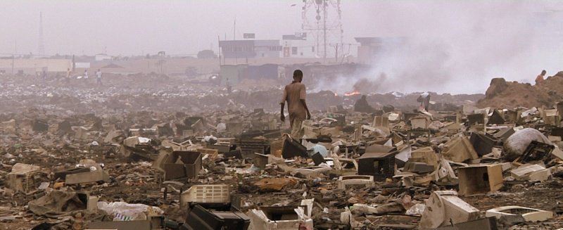 Aquel que crea en el crecimiento sostenible en un mundo finito, o está loco o es economista - K.Bouldin