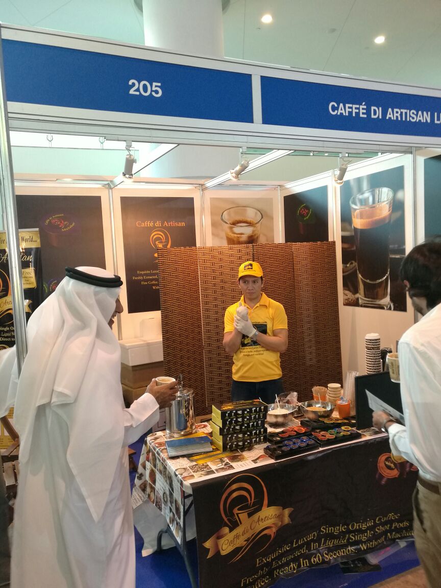 caffediartisan's tweet photo. Yes !! #luxury #coffee made in 60 seconds without Machines. Surprised visitors at #ICTF2016 #Dubai #UAE #hotel #events #festival https://t.co/o3dskMjspo