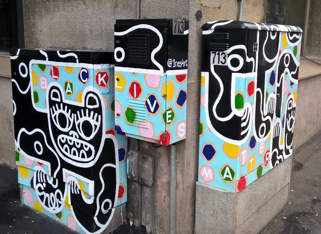 pekkasauri's tweet photo. Pakkashuomenta, Helsinki! Kolmoissähkökaappitaide #Kalliosta tuo inspiraatiota perjantaihimme. Ah, kaupunkiluovuus! https://t.co/CiCxXV9mhC
