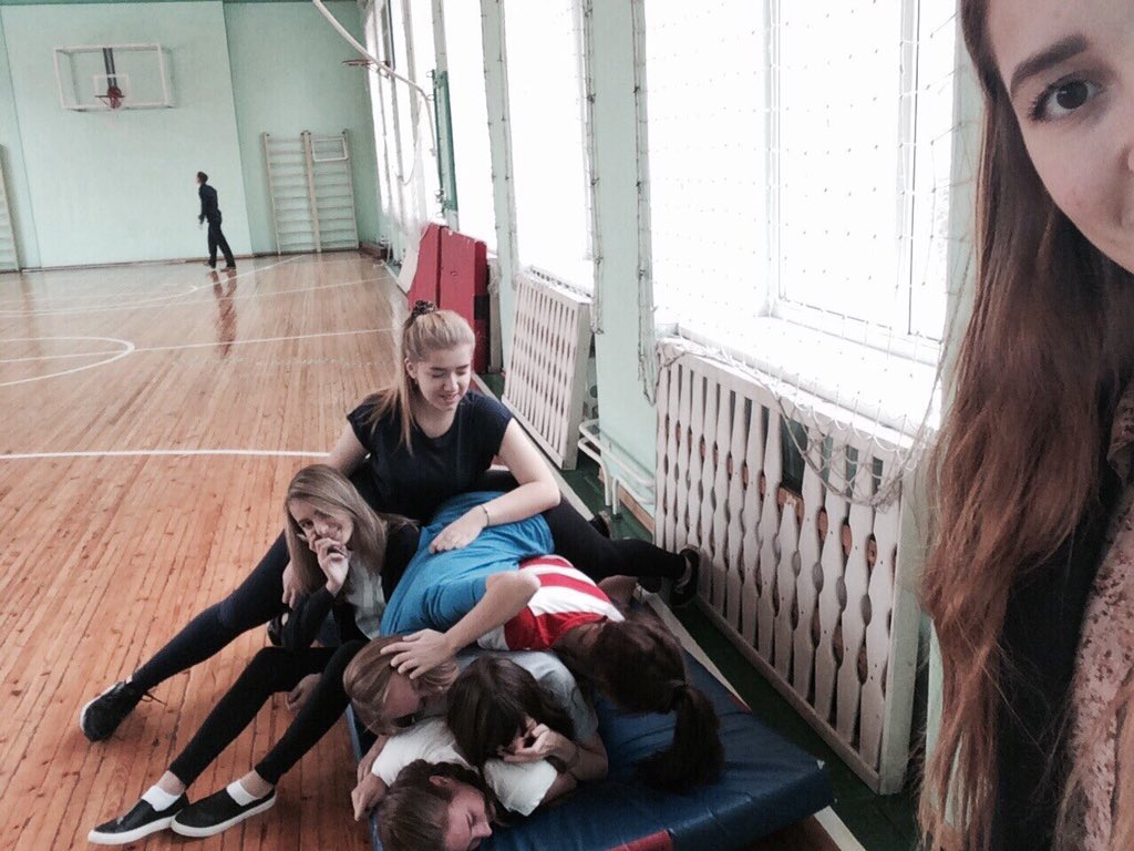 klimklim_2000's tweet photo. Выжившие мадамы физ-мата ❤️ https://t.co/QVKAePacxQ