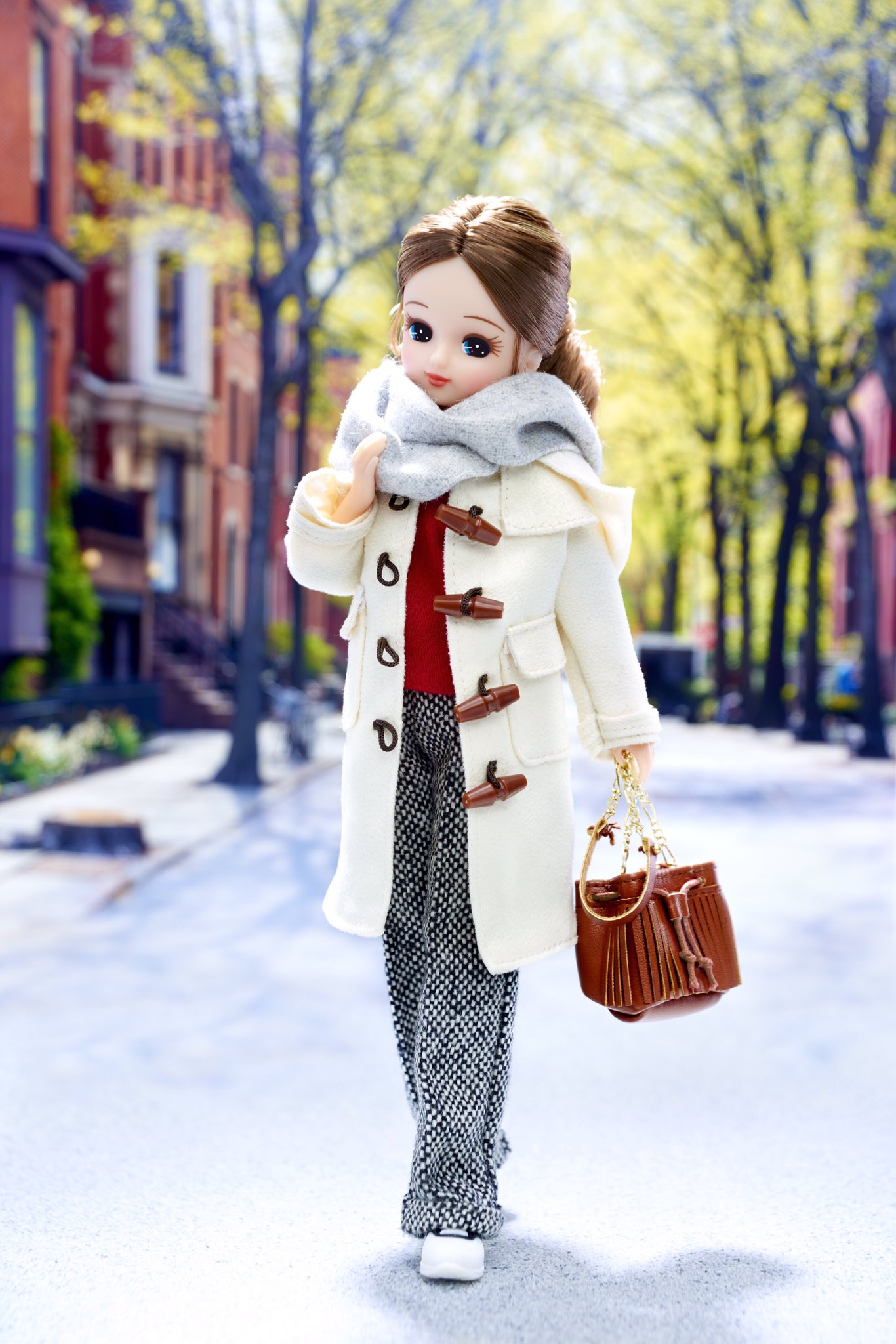 リカちゃん 公式 今日は アイボリーのダッフルコートを着ておでかけ ボルドーのニット Amp ワイドパンツで トレンドをしっかり押さえたスタイルの完成よ リカスタイリッシュドールコレクション アイボリッシュムゥスタイル T Co