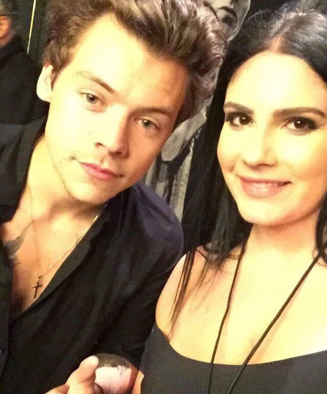 1DUpdatesOMG's tweet photo. Harry with a fan at Kanye West show! https://t.co/xnkXhyrJhz