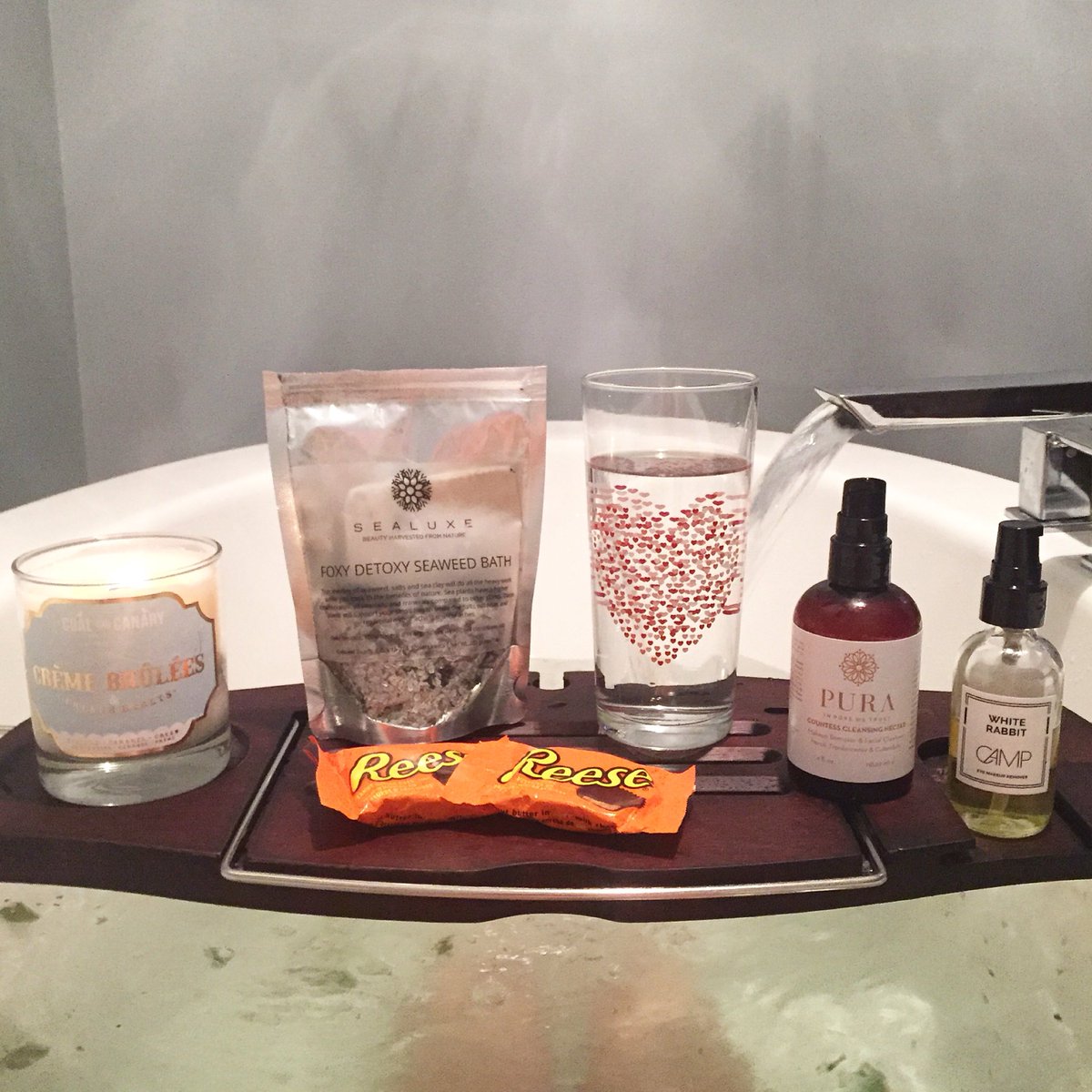 littlebluecanoe's tweet photo. My bath tub is my happy place.🛁❤️  I was set with all my favourites from @coalandcanary @PuraBotanicals @CampSkincare @ReesesPBCups https://t.co/VVVBJhTOlz
