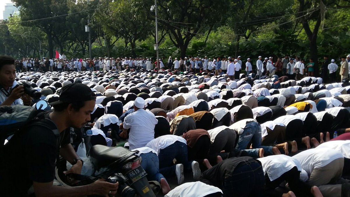 Uber_Pemimpin's tweet photo. #AksiDamai411 shof atau barisan solat yg rapi tidak akan mudah dicerai beraikan oleh musuh Allah ! https://t.co/5ZyWq1lFRd